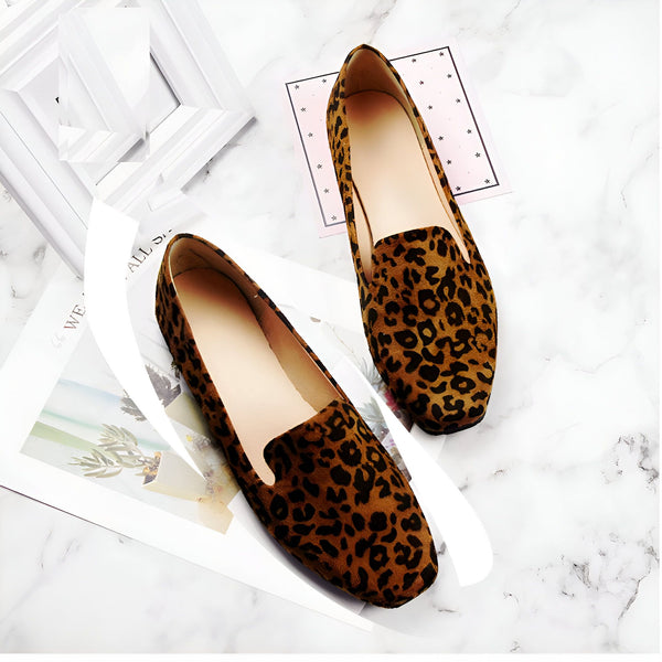 Vue rapprochée de chaussures plates à imprimé léopard, disposées sur une surface en marbre blanc avec des papiers décoratifs., 45286833717429,45286833750197,45286833782965,45286833815733,45286833848501,45286833881269,45286833914037,45286833946805,45286833979573,45286834012341,45286834045109,45286834077877,45286834110645,45286834143413,45286834176181,45286834208949,45286834241717,45286834274485,45286834307253,45286834340021,45286834372789,45286834405557,45286834438325,45286834471093,45286834503861,45