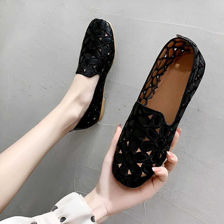 Deux ballerines noires ajourées à motifs floraux sont présentées sur un fond gris, l'une portée à moitié. Style décontracté et élégant pour femme., 45286947651765,45286947684533,45286947717301,45286947750069,45286947782837,45286947815605,45286947848373,45286947881141,45286947913909,45286947979445,45286948012213,45286948044981,45286948077749,45286948110517,45286948143285,45286948176053,45286948208821,45286948241589,45286948274357,45286948307125,45286948339893,45286948372661,45286948405429,452869