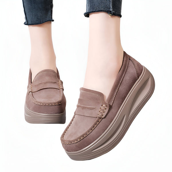 Gros plan de mocassins compensés marron portés par une femme. Chaussures décontractées, confortables et élégantes, parfaites pour le quotidien. Mode automne-hiver., 45286957220021,45286957252789,45286957285557,45286957318325,45286957351093,45286957383861,45286957416629,45286957449397,45286957482165,45286957514933,45286957547701,45286957580469,45286957613237,45286957646005,45286957678773,45286957711541,45286957744309,45286957777077,45286957809845,45286957842613,45286957875381,45286957908149,452869579