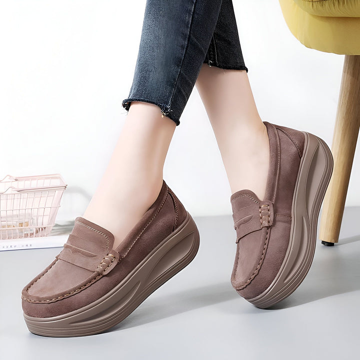 Mocassins marron à semelle compensée portés avec un jean. Chaussures en daim confortables et élégantes. Idéales pour un look décontracté et tendance., 45286957220021,45286957252789,45286957285557,45286957318325,45286957351093,45286957383861,45286957416629,45286957449397,45286957482165,45286957514933,45286957547701,45286957580469,45286957613237,45286957646005,45286957678773,45286957711541,45286957744309,45286957777077,45286957809845,45286957842613,45286957875381,45286957908149,45286957940917,452869