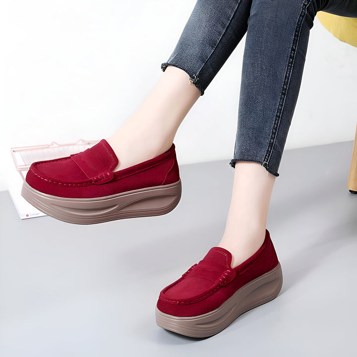 Chaussures mocassins bordeaux à plateforme, style décontracté, portées avec un jean. Détail élégant et confortable., 45286957220021,45286957252789,45286957285557,45286957318325,45286957351093,45286957383861,45286957416629,45286957449397,45286957482165,45286957514933,45286957547701,45286957580469,45286957613237,45286957646005,45286957678773,45286957711541,45286957744309,45286957777077,45286957809845,45286957842613,45286957875381,45286957908149,45286957940917,45286957973685