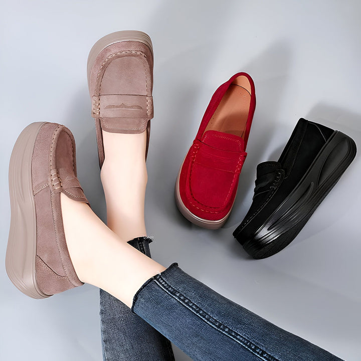 Chaussures mocassins pour femmes en daim marron, rouge et noir. Style décontracté et élégant. Détails de couture et semelle plateforme. Mode féminine et confort., 45286957220021,45286957252789,45286957285557,45286957318325,45286957351093,45286957383861,45286957416629,45286957449397,45286957482165,45286957514933,45286957547701,45286957580469,45286957613237,45286957646005,45286957678773,45286957711541,45286957744309,45286957777077,45286957809845,45286957842613,45286957875381,45286957908149,45286957940