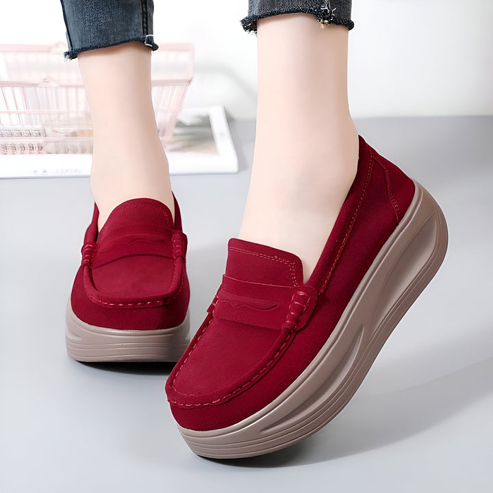 Chaussures mocassins bordeaux à plateforme, chaussures confortables en daim rouge portées par une femme, idéales pour le printemps et l'automne. Mode et confort., 45286957220021,45286957252789,45286957285557,45286957318325,45286957351093,45286957383861,45286957416629,45286957449397,45286957482165,45286957514933,45286957547701,45286957580469,45286957613237,45286957646005,45286957678773,45286957711541,45286957744309,45286957777077,45286957809845,45286957842613,45286957875381,45286957908149,45286957940917