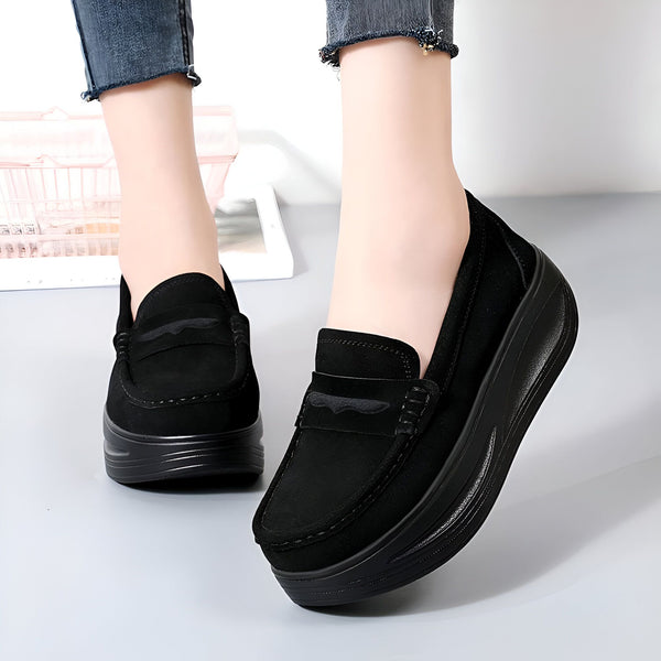 Mocassins noirs en daim pour femme, chaussures confortables avec semelles compensées. Style décontracté et élégant, portées avec un jean. Idéal pour le quotidien et les occasions spéciales., 45286957220021,45286957252789,45286957285557,45286957318325,45286957351093,45286957383861,45286957416629,45286957449397,45286957482165,45286957514933,45286957547701,45286957580469,45286957613237,45286957646005,45286957678773,45286957711541,45286957744309,45286957777077,45286957809845,45286957842613,45286957875