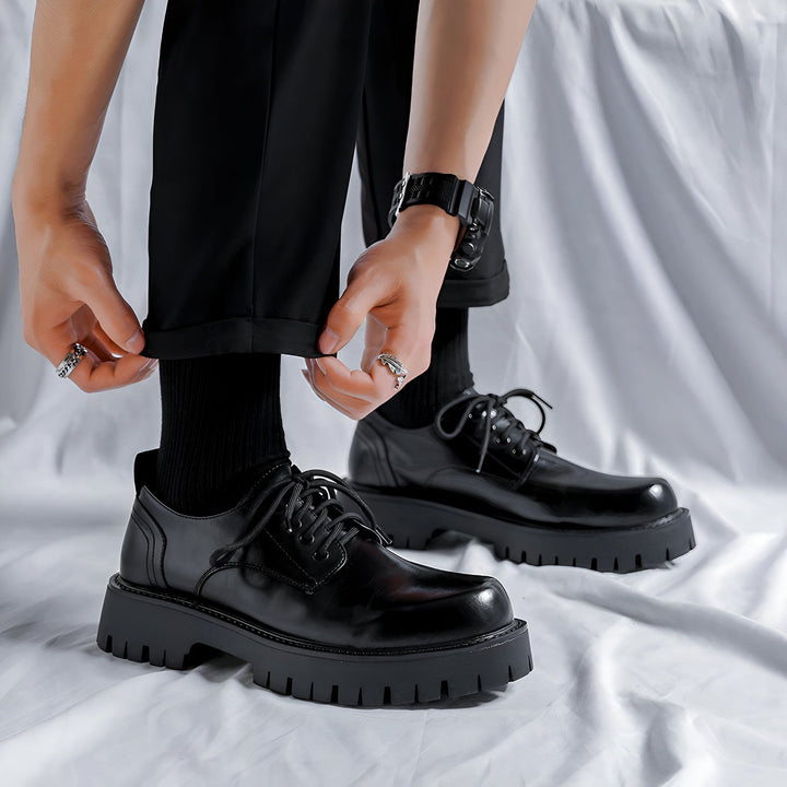 Gros plan sur des chaussures derby noires à semelles épaisses. Un homme ajuste son pantalon noir. Détails: chaussettes noires, montre et bagues argentées. Style décontracté et tendance., 45286883492021,45286883524789,45286883557557,45286883590325,45286883623093,45286883655861,45286883688629,45286883721397,45286883754165,45286883786933,45286883819701,45286883852469,45286883885237,45286883918005,45286883950773,45286883983541,45286884016309,45286884049077,45286884081845,45286884114613,45286884147381