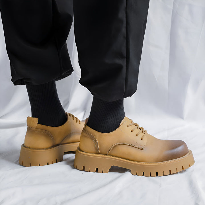 Gros plan sur des chaussures Derby en cuir marron clair avec semelle épaisse à crampons portées avec un pantalon noir et des chaussettes noires. Chaussures homme tendance., 45286883492021,45286883524789,45286883557557,45286883590325,45286883623093,45286883655861,45286883688629,45286883721397,45286883754165,45286883786933,45286883819701,45286883852469,45286883885237,45286883918005,45286883950773,45286883983541,45286884016309,45286884049077,45286884081845,45286884114613,45286884147381