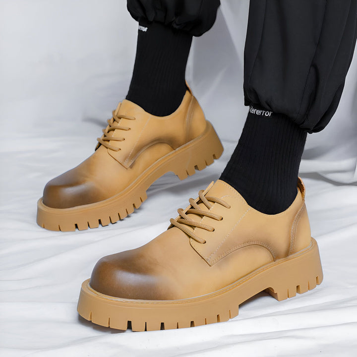Gros plan de chaussures derby en cuir marron à semelle épaisse portées avec des chaussettes noires et un pantalon de survêtement noir. Bottines homme tendance., 45286883492021,45286883524789,45286883557557,45286883590325,45286883623093,45286883655861,45286883688629,45286883721397,45286883754165,45286883786933,45286883819701,45286883852469,45286883885237,45286883918005,45286883950773,45286883983541,45286884016309,45286884049077,45286884081845,45286884114613,45286884147381