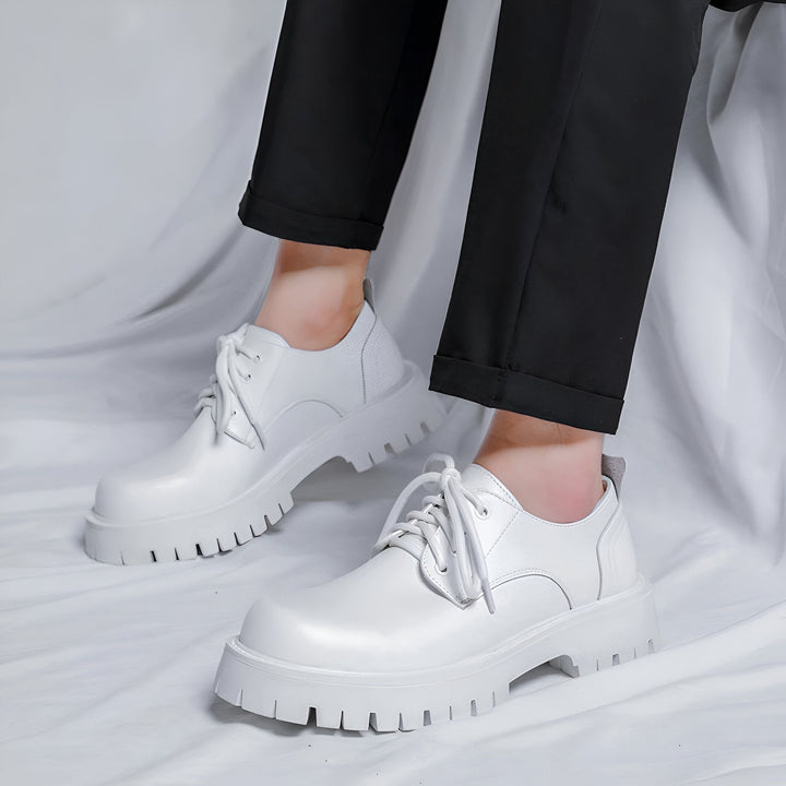 Gros plan sur des chaussures blanches à plateforme portées avec un pantalon noir. Style moderne et élégant., 45286883492021,45286883524789,45286883557557,45286883590325,45286883623093,45286883655861,45286883688629,45286883721397,45286883754165,45286883786933,45286883819701,45286883852469,45286883885237,45286883918005,45286883950773,45286883983541,45286884016309,45286884049077,45286884081845,45286884114613,45286884147381