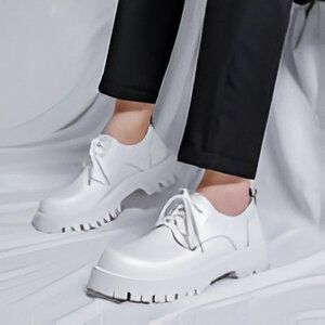 Gros plan sur des chaussures blanches à plateforme, portées avec un pantalon noir. Style tendance et moderne. Détail des lacets et de la semelle épaisse. Idéal pour un look décontracté et original., 45286883492021,45286883524789,45286883557557,45286883590325,45286883623093,45286883655861,45286883688629,45286883721397,45286883754165,45286883786933,45286883819701,45286883852469,45286883885237,45286883918005,45286883950773,45286883983541,45286884016309,45286884049077,45286884081845,45286884114613,4528