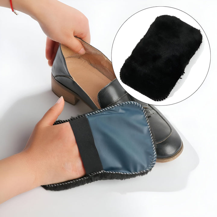 Une personne utilise un gant de nettoyage noir en fausse fourrure pour nettoyer des chaussures en cuir noires. Un insert circulaire montre la texture du gant., 45286864978101