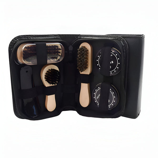 Trousse d'entretien pour chaussures en cuir noire ouverte. On y trouve des brosses à poils, des boîtes de cirage noires et une brosse applicateur dans un étui zippé. Kit de voyage pour le nettoyage et la brillance des chaussures., 45286736625845