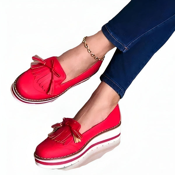 Femme portant des mocassins rouges à glands avec des jeans bleu marine. Chaussures de style décontracté avec semelle plateforme rayée. Chaîne de cheville dorée., 45287010205877,45287010238645,45287010271413,45287010304181,45287010336949,45287010369717,45287010402485,45287010435253,45287010468021,45287010500789,45287010533557,45287010566325,45287010599093,45287010631861,45287010664629,45287010697397,45287010730165,45287010762933,45287010795701,45287010828469,45287010861237,45287010894005