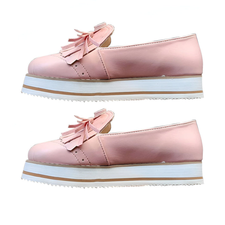 Paire de chaussures plates roses à plateforme, avec des glands décoratifs sur le dessus., 45287010205877,45287010238645,45287010271413,45287010304181,45287010336949,45287010369717,45287010402485,45287010435253,45287010468021,45287010500789,45287010533557,45287010566325,45287010599093,45287010631861,45287010664629,45287010697397,45287010730165,45287010762933,45287010795701,45287010828469,45287010861237,45287010894005