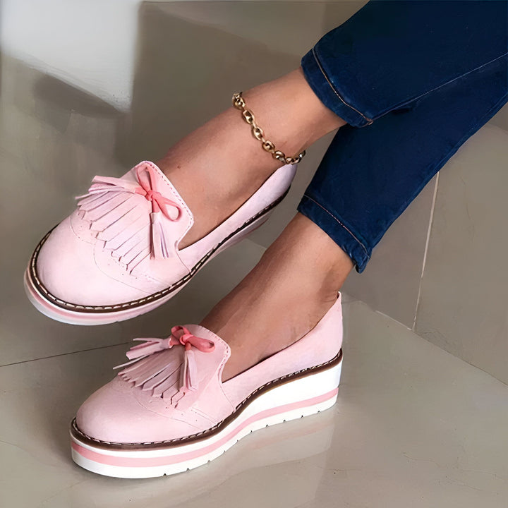 Mocassins roses pastel avec franges et noeud, portés avec un jean et une chaîne de cheville dorée. Chaussures plateforme confortables et tendance., 45287010205877,45287010238645,45287010271413,45287010304181,45287010336949,45287010369717,45287010402485,45287010435253,45287010468021,45287010500789,45287010533557,45287010566325,45287010599093,45287010631861,45287010664629,45287010697397,45287010730165,45287010762933,45287010795701,45287010828469,45287010861237,45287010894005