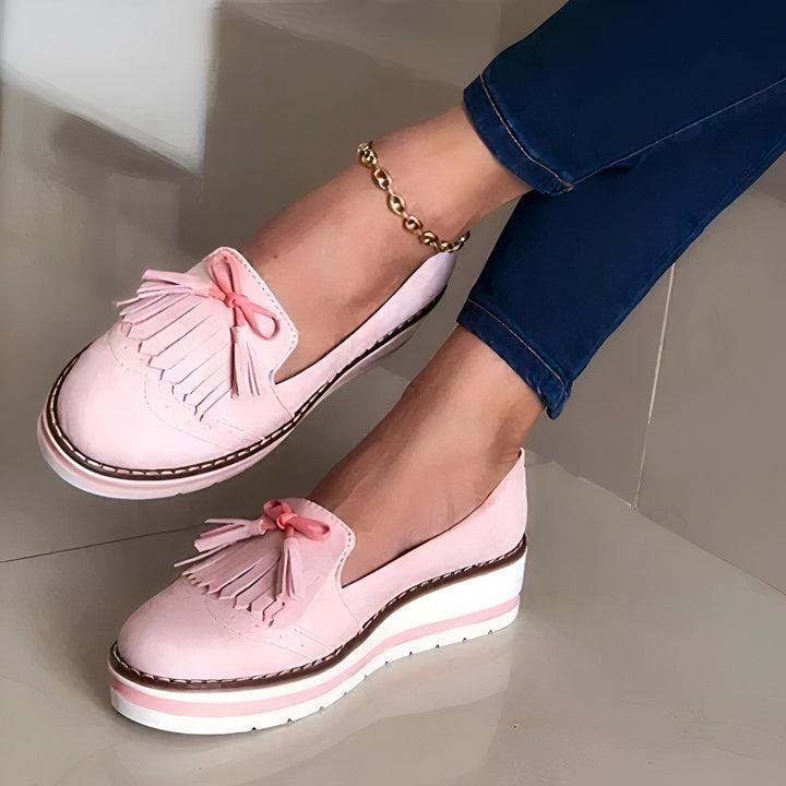 Image de chaussures roses à plateforme, avec des franges et un nœud décoratif. Une femme porte ces mocassins avec un jean bleu et une chaîne de cheville dorée. Chaussures confortables et stylées pour le printemps., 45287010205877,45287010238645,45287010271413,45287010304181,45287010336949,45287010369717,45287010402485,45287010435253,45287010468021,45287010500789,45287010533557,45287010566325,45287010599093,45287010631861,45287010664629,45287010697397,45287010730165,45287010762933,45287010795701,4528