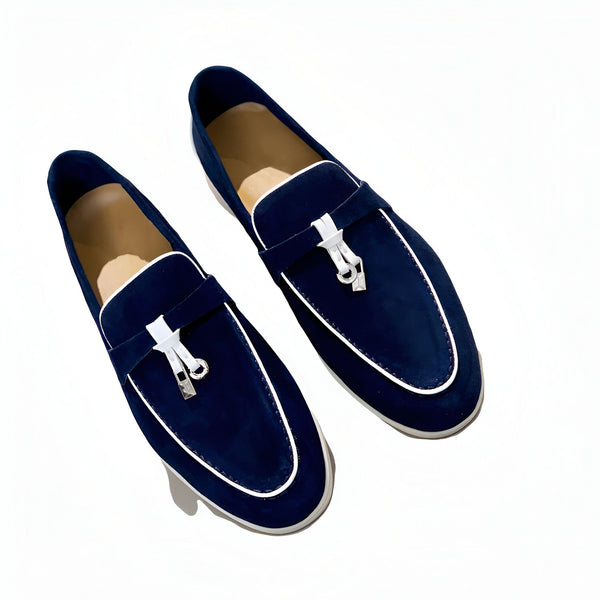 Mocassins élégants en daim bleu marine, bordure blanche et détail de glands blancs. Chaussures pour hommes, style décontracté chic, mode masculine., 45286846660789,45286846693557,45286846726325,45286846759093,45286846791861,45286846824629,45286846857397,45286846890165,45286846922933,45286846955701,45286846988469,45286847021237,45286847054005,45286847086773,45286847119541,45286847152309,45286847185077,45286847217845,45286847250613,45286847283381,45286847316149,45286847348917,45286847381685,45286847414