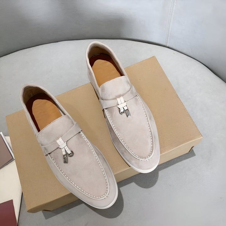 Mocassins pour hommes en daim beige, dessus une boîte en carton marron. Chaussures élégantes avec détails décoratifs et coutures apparentes. Idéal pour un look décontracté chic., 45286846660789,45286846693557,45286846726325,45286846759093,45286846791861,45286846824629,45286846857397,45286846890165,45286846922933,45286846955701,45286846988469,45286847021237,45286847054005,45286847086773,45286847119541,45286847152309,45286847185077,45286847217845,45286847250613,45286847283381,45286847316149,45286847