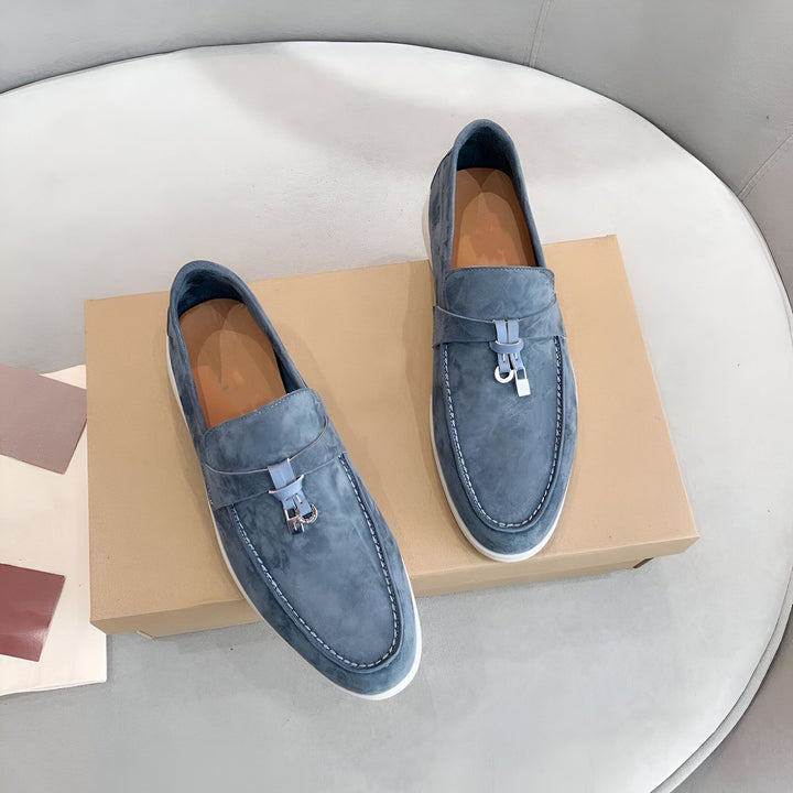 Mocassins bleus en daim sur boîte en carton. Chaussures élégantes avec bride décorative et semelle blanche. Mode masculine, style décontracté chic., 45286846660789,45286846693557,45286846726325,45286846759093,45286846791861,45286846824629,45286846857397,45286846890165,45286846922933,45286846955701,45286846988469,45286847021237,45286847054005,45286847086773,45286847119541,45286847152309,45286847185077,45286847217845,45286847250613,45286847283381,45286847316149,45286847348917,45286847381685,4528684741