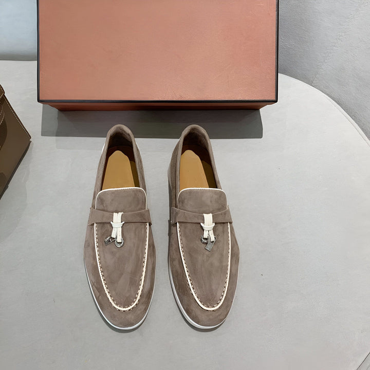 Mocassins marron en daim pour homme, avec détail blanc sur le contour et ornement décoratif sur le dessus, présentés sur une surface grise avec une boîte à chaussures derrière. Chaussures élégantes et confortables., 45286846660789,45286846693557,45286846726325,45286846759093,45286846791861,45286846824629,45286846857397,45286846890165,45286846922933,45286846955701,45286846988469,45286847021237,45286847054005,45286847086773,45286847119541,45286847152309,45286847185077,45286847217845,45286847250613,