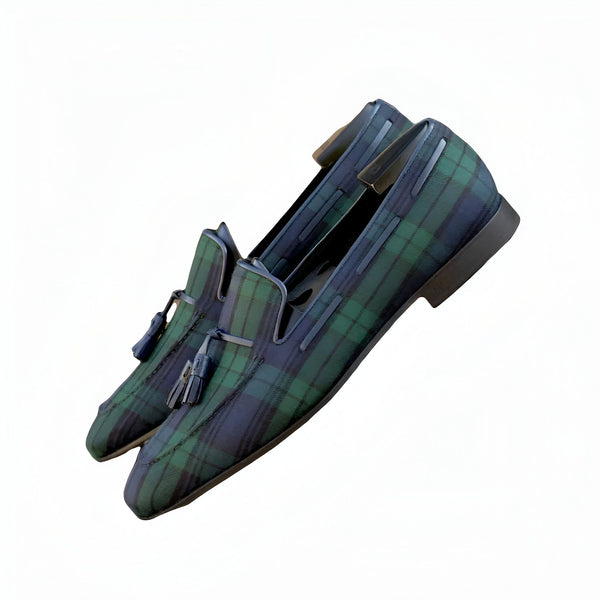 Paire d'élégants mocassins à carreaux verts et bleus, ornés de glands décoratifs. Chaussures de style classique pour homme, parfaites pour une tenue habillée et décontractée., 45286848397493,45286848430261,45286848463029,45286848495797,45286848528565,45286848561333,45286848594101