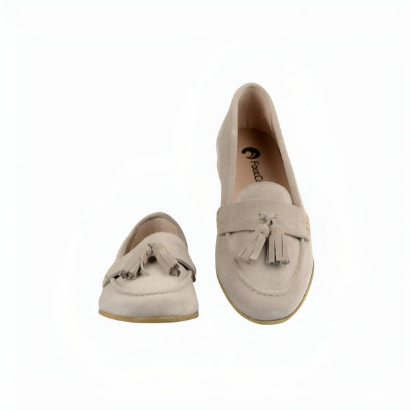 Mocassins en daim beige pour femmes avec des glands, vus de dessus et de côté. Chaussures élégantes et confortables, parfaites pour un look décontracté chic., 45286643466421,45286643499189,45286643531957,45286643564725,45286643597493,45286643630261,45286643663029,45286643695797,45286643728565,45286643761333,45286643794101,45286643826869,45286643859637,45286643892405,45286643925173,45286643957941,45286643990709,45286644023477