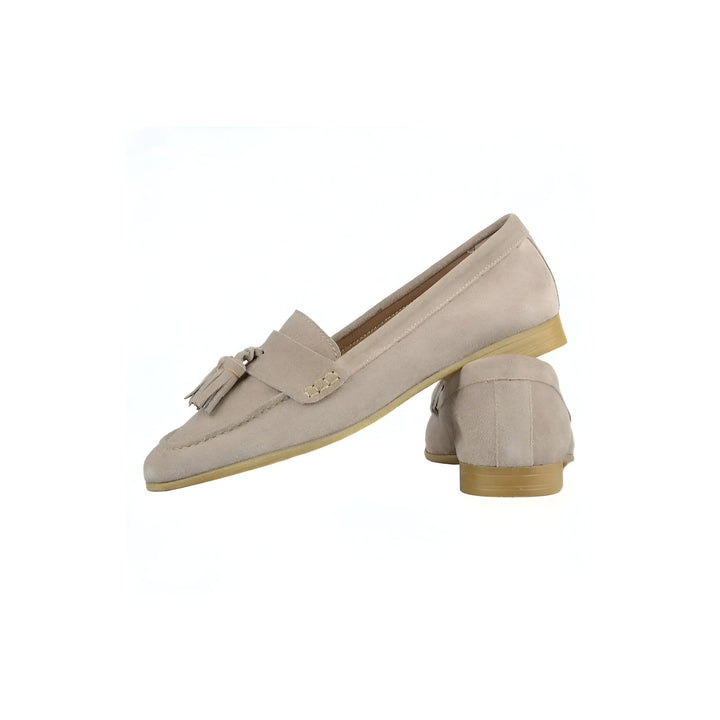 Mocassins beiges pour femme en daim avec détails gland et semelle plate. Chaussures décontractées et élégantes., 45286643466421,45286643499189,45286643531957,45286643564725,45286643597493,45286643630261,45286643663029,45286643695797,45286643728565,45286643761333,45286643794101,45286643826869,45286643859637,45286643892405,45286643925173,45286643957941,45286643990709,45286644023477