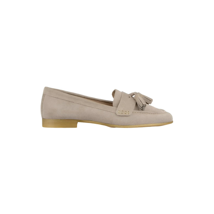 Mocassin femme en daim beige avec glands. Chaussure élégante et confortable, idéale pour un look décontracté chic., 45286643466421,45286643499189,45286643531957,45286643564725,45286643597493,45286643630261,45286643663029,45286643695797,45286643728565,45286643761333,45286643794101,45286643826869,45286643859637,45286643892405,45286643925173,45286643957941,45286643990709,45286644023477