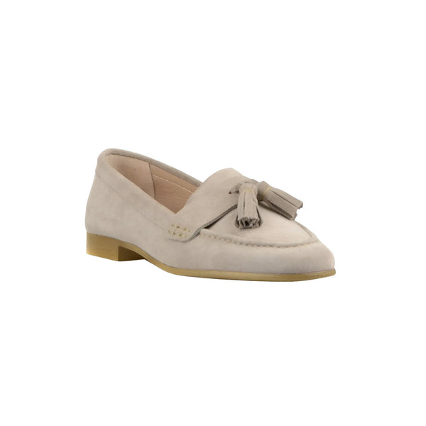 Mocassin beige en daim pour femme. Chaussure plate élégante avec des glands décoratifs. Mode féminine, confort et style décontracté., 45286643466421,45286643499189,45286643531957,45286643564725,45286643597493,45286643630261,45286643663029,45286643695797,45286643728565,45286643761333,45286643794101,45286643826869,45286643859637,45286643892405,45286643925173,45286643957941,45286643990709,45286644023477