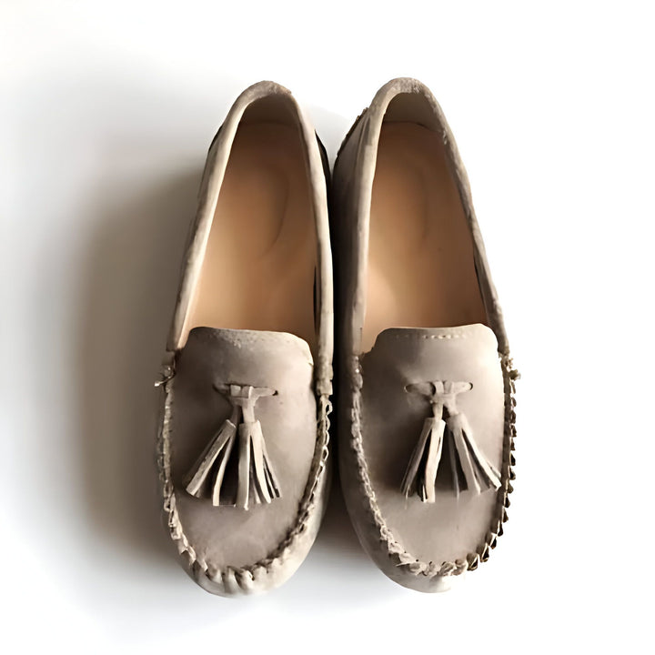 Image de deux mocassins beiges à glands pour femmes, sur un fond blanc. Chaussures décontractées et élégantes, parfaites pour le printemps et l'été., 45286878445749,45286878478517,45286878511285,45286878544053,45286878576821,45286878609589,45286878642357,45286878675125,45286878707893,45286878740661,45286878773429,45286878806197,45286878838965,45286878871733,45286878904501,45286878937269,45286878970037,45286879002805,45286879035573,45286879068341,45286879101109,45286879133877,45286879166645,45286879