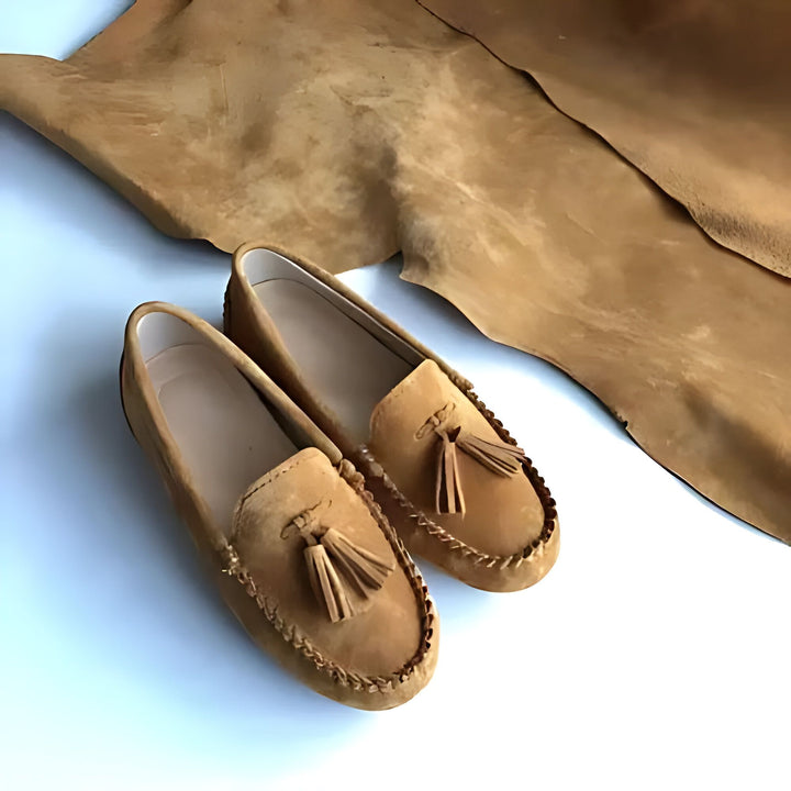 Mocassins en daim marron clair avec glands, posés à côté d'une grande pièce de cuir. Chaussures élégantes, confortables et parfaites pour un style décontracté chic. Artisanat du cuir., 45286878445749,45286878478517,45286878511285,45286878544053,45286878576821,45286878609589,45286878642357,45286878675125,45286878707893,45286878740661,45286878773429,45286878806197,45286878838965,45286878871733,45286878904501,45286878937269,45286878970037,45286879002805,45286879035573,45286879068341,45286879101109,4