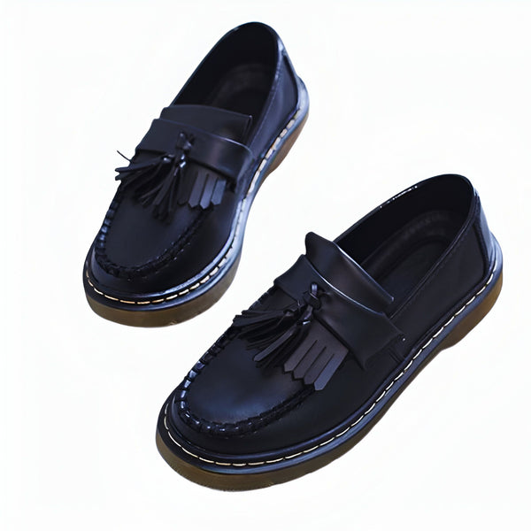 Deux mocassins noirs à glands sur fond blanc. Chaussures élégantes en cuir, parfaites pour un look chic et décontracté. Mode masculine, chaussures de ville., 45286711361717,45286711394485,45286711427253,45286711460021,45286711492789,45286711525557