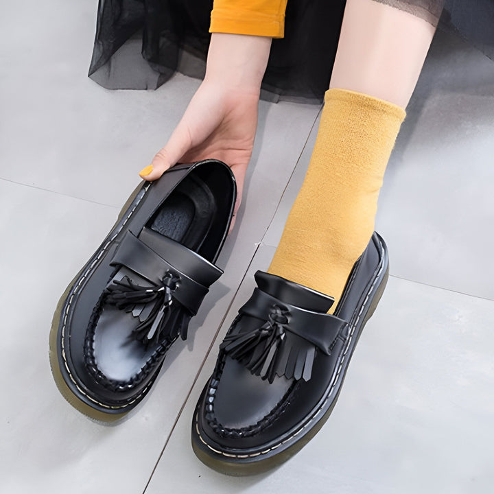 Mocassins noirs à glands portés avec des chaussettes jaunes. Chaussures élégantes et confortables pour femme. Mode automne/hiver., 45286711361717,45286711394485,45286711427253,45286711460021,45286711492789,45286711525557