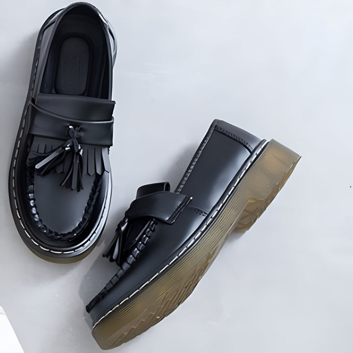 Mocassins noirs à glands en cuir, semelles épaisses. Chaussures de mode pour femmes, style décontracté et élégant. Vues rapprochées de deux chaussures., 45286711361717,45286711394485,45286711427253,45286711460021,45286711492789,45286711525557