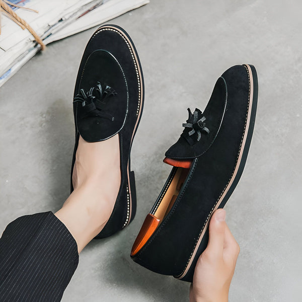 Gros plan sur des mocassins noirs en daim avec des glands, tenus à la main et portés. Style élégant et décontracté., 45286933266613,45286933299381,45286933332149,45286933364917,45286933397685,45286933430453,45286933463221,45286933495989,45286933528757,45286933561525,45286933594293,45286933627061,45286933659829,45286933692597,45286933725365,45286933758133,45286933790901,45286933823669,45286933856437,45286933889205,45286933921973,45286933954741,45286933987509,45286934020277,45286934053045,452869340858