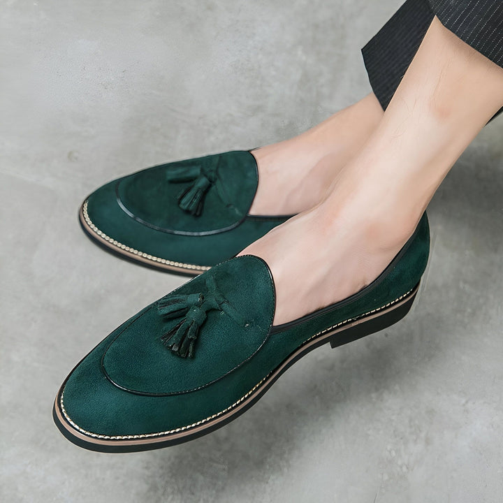 Mocassins verts en daim avec glands portés par un homme. Chaussures élégantes et confortables., 45286933266613,45286933299381,45286933332149,45286933364917,45286933397685,45286933430453,45286933463221,45286933495989,45286933528757,45286933561525,45286933594293,45286933627061,45286933659829,45286933692597,45286933725365,45286933758133,45286933790901,45286933823669,45286933856437,45286933889205,45286933921973,45286933954741,45286933987509,45286934020277,45286934053045,45286934085813,45286934118581