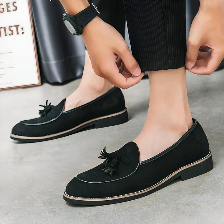 Gros plan sur des mocassins noirs à glands portés par un homme ajustant son pantalon. Montre visible. Style élégant et décontracté., 45286933266613,45286933299381,45286933332149,45286933364917,45286933397685,45286933430453,45286933463221,45286933495989,45286933528757,45286933561525,45286933594293,45286933627061,45286933659829,45286933692597,45286933725365,45286933758133,45286933790901,45286933823669,45286933856437,45286933889205,45286933921973,45286933954741,45286933987509,45286934020277,45286934053