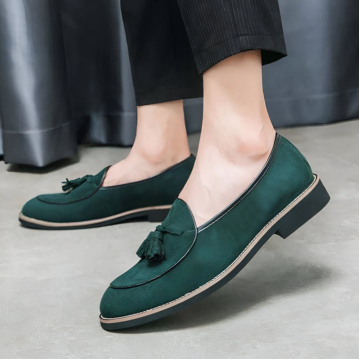 Gros plan de mocassins verts à glands portés par un homme avec un pantalon noir élégant. Chaussures en daim élégantes pour un look décontracté chic., 45286933266613,45286933299381,45286933332149,45286933364917,45286933397685,45286933430453,45286933463221,45286933495989,45286933528757,45286933561525,45286933594293,45286933627061,45286933659829,45286933692597,45286933725365,45286933758133,45286933790901,45286933823669,45286933856437,45286933889205,45286933921973,45286933954741,45286933987509,4528693