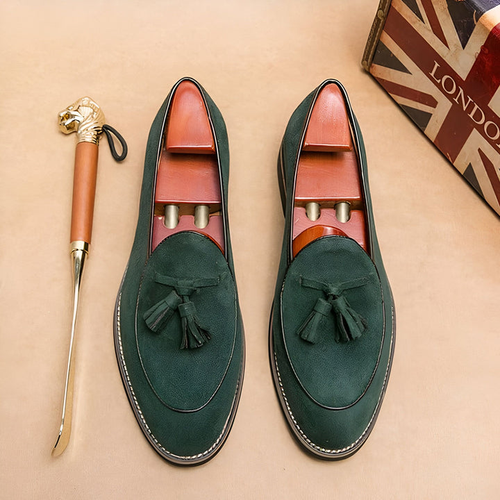 Mocassins à glands en daim vert foncé avec embauchoirs, chausse-pied en métal doré et boîte décorative drapeau britannique. Chaussures élégantes pour hommes, style classique., 45286933266613,45286933299381,45286933332149,45286933364917,45286933397685,45286933430453,45286933463221,45286933495989,45286933528757,45286933561525,45286933594293,45286933627061,45286933659829,45286933692597,45286933725365,45286933758133,45286933790901,45286933823669,45286933856437,45286933889205,45286933921973,45286933954