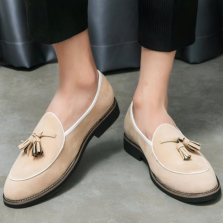 Gros plan sur des mocassins à glands beiges pour hommes, portés avec un pantalon noir, reflétant un style élégant et moderne., 45286933266613,45286933299381,45286933332149,45286933364917,45286933397685,45286933430453,45286933463221,45286933495989,45286933528757,45286933561525,45286933594293,45286933627061,45286933659829,45286933692597,45286933725365,45286933758133,45286933790901,45286933823669,45286933856437,45286933889205,45286933921973,45286933954741,45286933987509,45286934020277,45286934053045,452