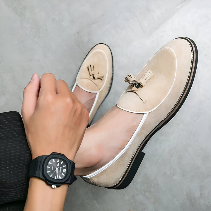 Vue rapprochée de mocassins beiges à glands portés, avec une montre noire au poignet. Élégance décontractée et confort moderne. Chaussures parfaites pour un look sophistiqué., 45286933266613,45286933299381,45286933332149,45286933364917,45286933397685,45286933430453,45286933463221,45286933495989,45286933528757,45286933561525,45286933594293,45286933627061,45286933659829,45286933692597,45286933725365,45286933758133,45286933790901,45286933823669,45286933856437,45286933889205,45286933921973,45286933954