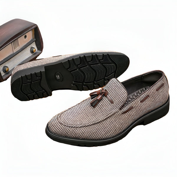 Mocassins homme à carreaux avec gland marron, semelles noires, à côté d'une vieille radio marron. Chaussures élégantes et confortables., 45286848168117,45286848200885,45286848233653,45286848266421,45286848299189,45286848331957,45286848364725