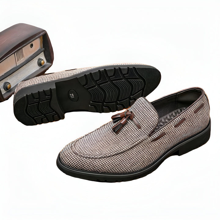 Mocassins homme à carreaux avec gland marron, semelles noires, à côté d'une vieille radio marron. Chaussures élégantes et confortables., 45286848168117,45286848200885,45286848233653,45286848266421,45286848299189,45286848331957,45286848364725