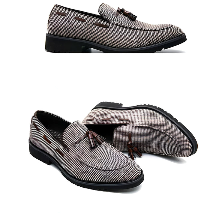 Mocassins pour hommes à carreaux marron et beige avec glands en cuir. Chaussures élégantes pour un look classique et raffiné., 45286848168117,45286848200885,45286848233653,45286848266421,45286848299189,45286848331957,45286848364725