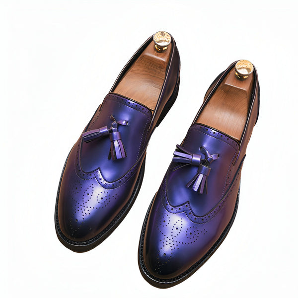 Paire de mocassins violets pour hommes, avec des glands et des détails perforés. Embauchoirs en bois. Élégance masculine et style classique. Chaussures en cuir de luxe., 45286845218997,45286845251765,45286845284533,45286845317301,45286845350069,45286845382837,45286845415605