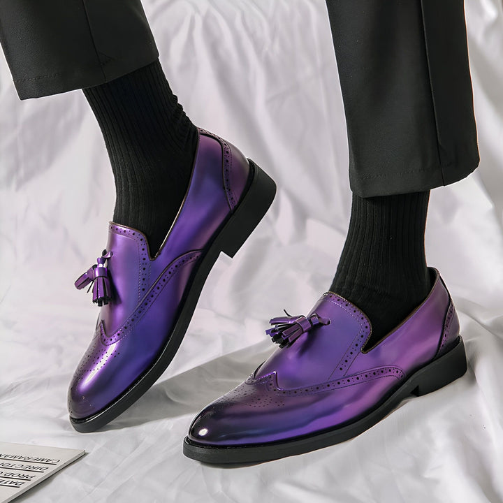 Gros plan de chaussures Richelieu violettes vernies avec des glands, portées avec un pantalon noir et des chaussettes sombres, sur fond blanc. Chaussures élégantes et modernes., 45286845218997,45286845251765,45286845284533,45286845317301,45286845350069,45286845382837,45286845415605