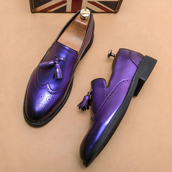 Chaussures de ville violettes à glands pour hommes, style Richelieu avec détails perforés, présentées avec un embauchoir et une boîte décorée du drapeau britannique en arrière-plan. Idéal pour un look élégant et sophistiqué., 45286845218997,45286845251765,45286845284533,45286845317301,45286845350069,45286845382837,45286845415605