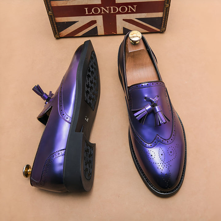 Mocassins violets vernis pour hommes avec glands et perforations. Fond beige, malle en bois "London" en arrière-plan. Chaussures élégantes et originales., 45286845218997,45286845251765,45286845284533,45286845317301,45286845350069,45286845382837,45286845415605