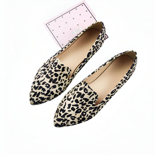 Deux chaussures plates à motif léopard sur fond blanc, avec une carte rose portant l'inscription "Be Happy". Chaussures élégantes et confortables pour toutes les occasions., 45286832668853,45286832701621,45286832734389,45286832767157,45286832799925,45286832832693,45286832865461,45286832898229,45286832930997,45286832963765,45286832996533,45286833029301,45286833062069,45286833094837,45286833127605,45286833160373,45286833193141,45286833225909,45286833258677,45286833291445,45286833324213,45286833356981,45