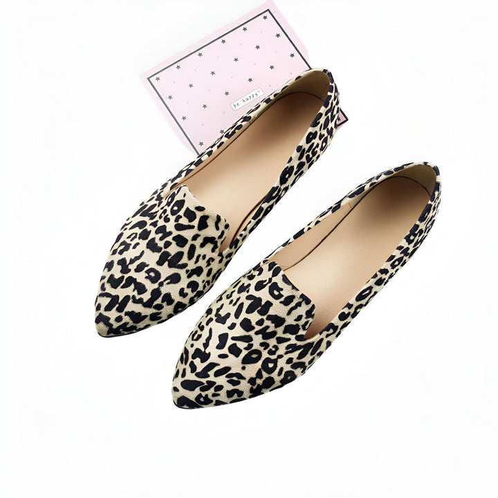 Deux chaussures plates à motif léopard sur fond blanc, avec une carte rose portant l'inscription "Be Happy". Chaussures élégantes et confortables pour toutes les occasions., 45286832668853,45286832701621,45286832734389,45286832767157,45286832799925,45286832832693,45286832865461,45286832898229,45286832930997,45286832963765,45286832996533,45286833029301,45286833062069,45286833094837,45286833127605,45286833160373,45286833193141,45286833225909,45286833258677,45286833291445,45286833324213,45286833356981,45