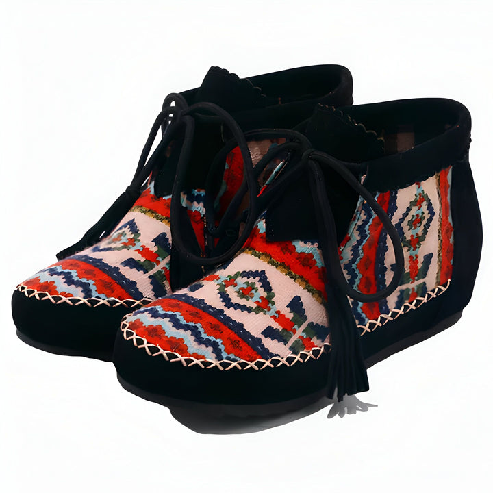 Paire de bottines montantes en daim noir avec motifs ethniques colorés rouge, bleu et vert. Lacets noirs en daim avec pompons. Couture décorative blanche sur la bordure. Style bohème chic, chaussures d'hiver., 45286981632181,45286981664949,45286981697717,45286981730485,45286981763253,45286981796021,45286981828789,45286981861557,45286981894325,45286981927093,45286981959861,45286981992629,45286982025397,45286982058165,45286982090933,45286982123701,45286982156469,45286982189237,45286982222005,452869822547